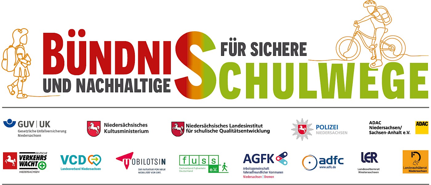 An einer Metallballustrade vor einem roten Ziegelwand hängt ein Banner mit der Aufschrift 