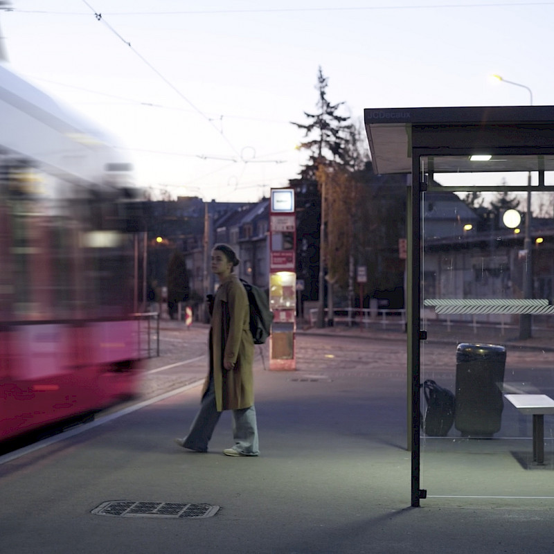 Dame an einer U-Bahn-Haltestelle