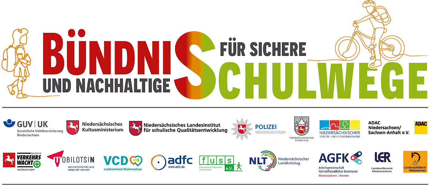 An einer Metallballustrade vor einem roten Ziegelwand hängt ein Banner mit der Aufschrift 