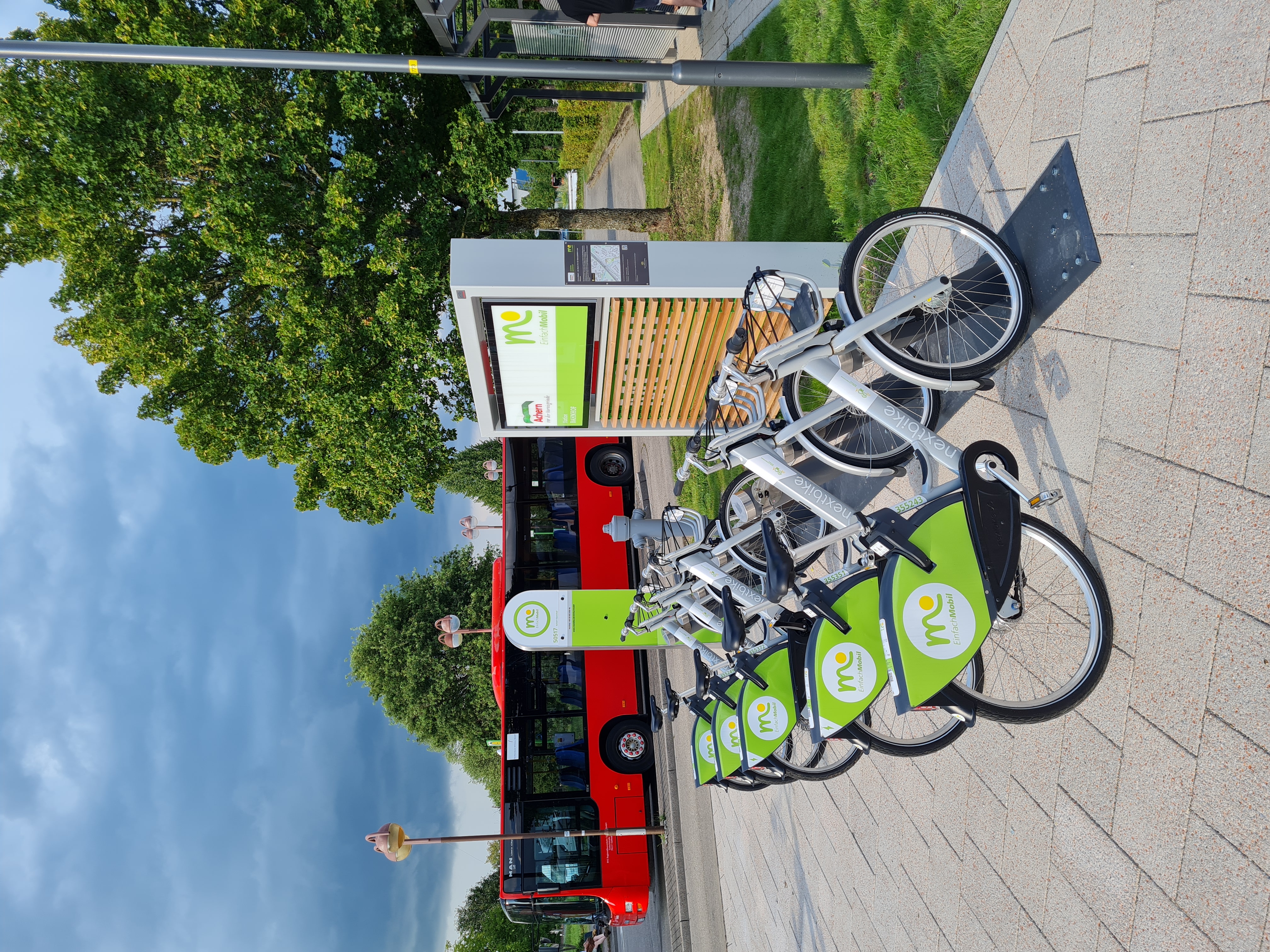 Das Verkehrszeichen fpr Carsharing ist zu sehen. Es beinhaltet ein weißes großes P, das auf einem blauen Verkehrszeichen zu sehen ist, darunter befindet sich ein weiteres Verkehrszeichen, das ein Auto enthält, daneben sind 4 Personen abgebildet, die das Sharing symbolisieren.