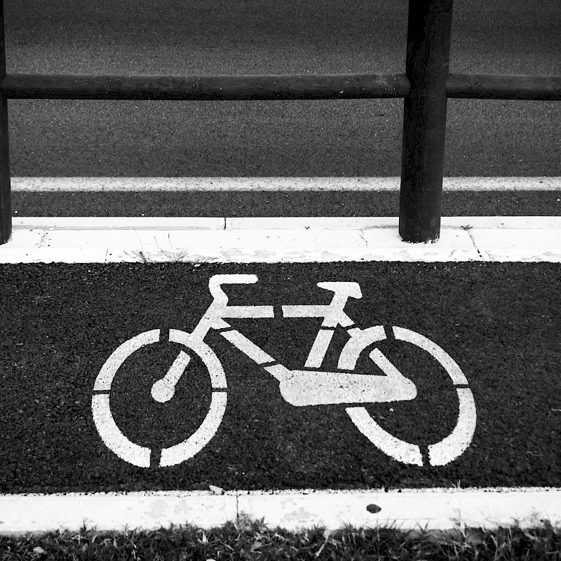 Das Bild zeigt ein großes Fahrradoiktogramm. das Bild ist in Schwarz weiß gehalten.