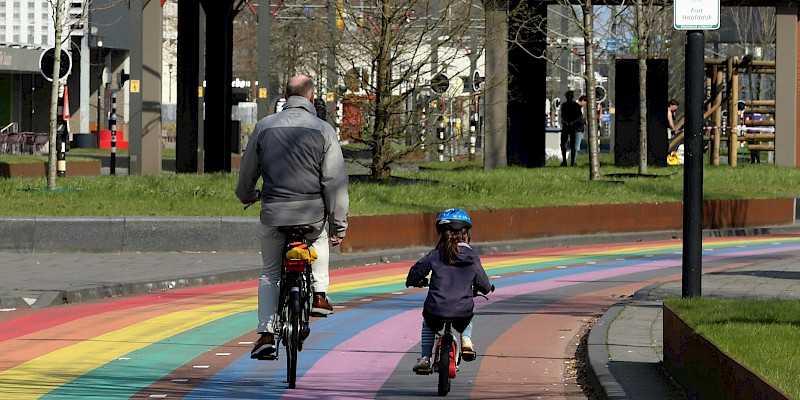 Das Bild zeigt eine Comic-Darstellung der EMW-Maskottchen Edgar und Edda, die mit Fahrrad, Rollator und Langstock unterweg sind. Oben im Bild ist der Schriftzug 