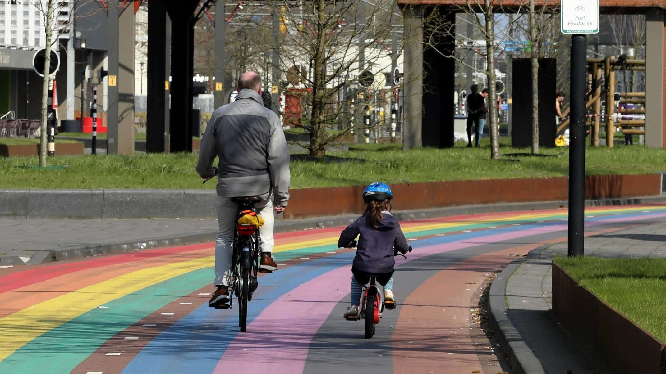 Das Bild zeigt eine Comic-Darstellung der EMW-Maskottchen Edgar und Edda, die mit Fahrrad, Rollator und Langstock unterweg sind. Oben im Bild ist der Schriftzug 
