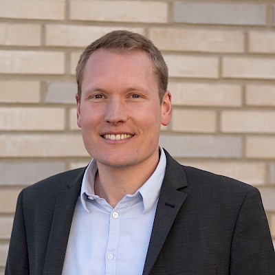 Das Bild zeigt ein Foto von Michael Kuiter, LK Emsland. Im Hintergrund ist eine Steinwand eines Hauses abgebildet.