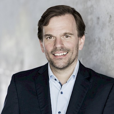 Das Bild zeigt ein Portraitfoto von Prof. Dr. Christian Grotemeier, Hochschule RheinMain.