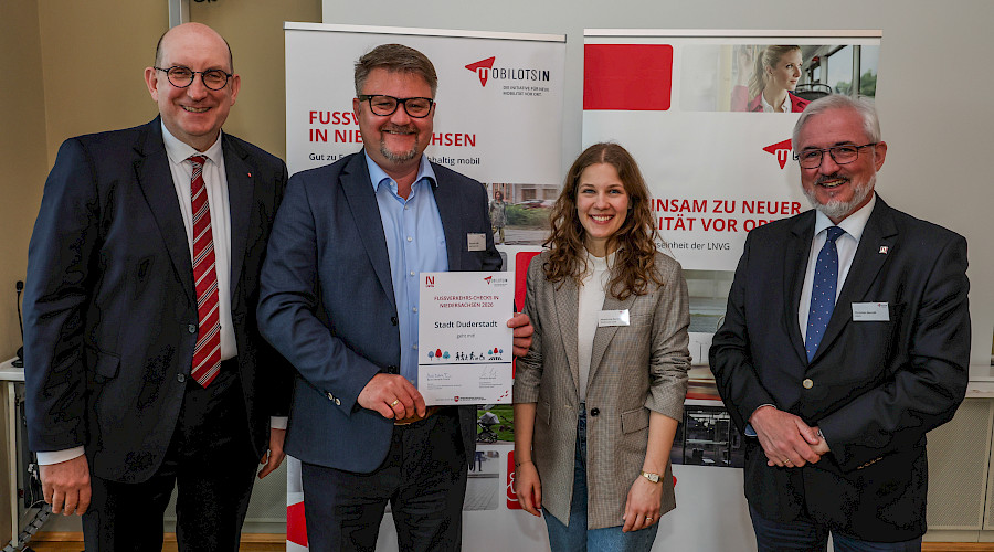 Übergabe der Urkunde 