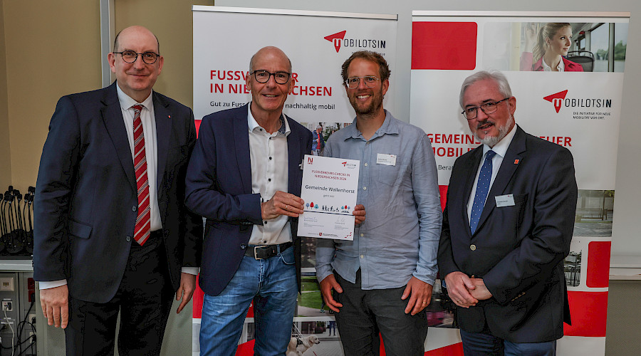 Übergabe der Urkunde 