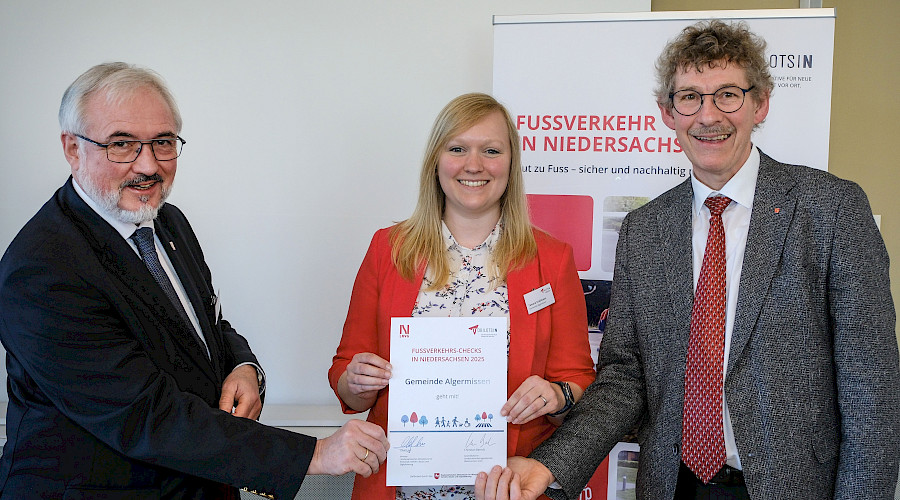 Übergabe der Urkunde 