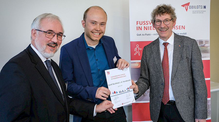 Übergabe der Urkunde 