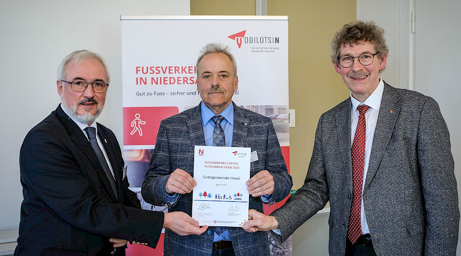 Übergabe der Urkunde 
