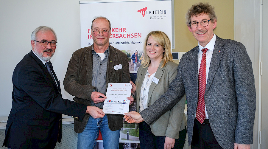 Übergabe der Urkunde 