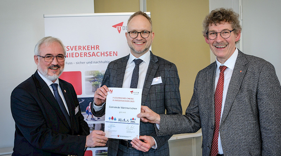 Übergabe der Urkunde 